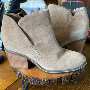 Jessica Simpson Tandra Booties Ankle Boots Taupe w Block Heal size 8.5